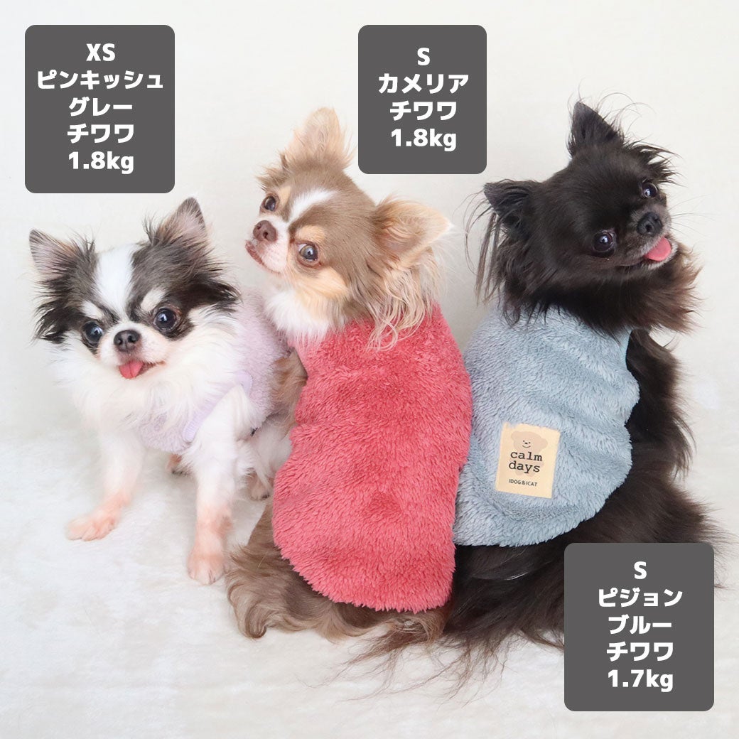 チワワ1.8kg(首18/胴29/丈17cm)の小真知ちゃんはピンキッシュグレーのXS、チワワ1.8kg(首18/胴29/丈21cm)の玉青ちゃんはカメリアのS、チワワ1.7kg(首19/胴29/丈19cm)の小桃ちゃんはピジョンブルーのSを着用