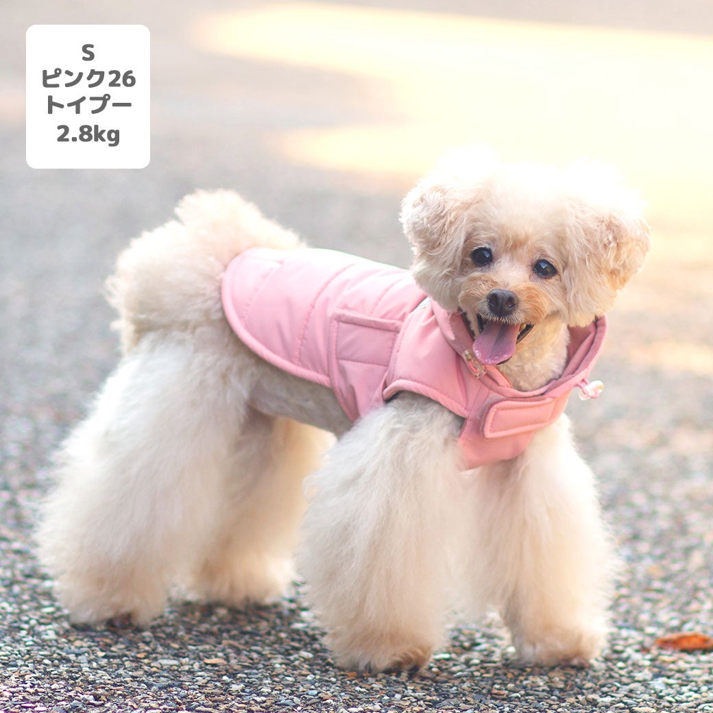 トイプー2.8kg(首20/胴33/丈25cm)のマイちゃんはピンク26のSを着用