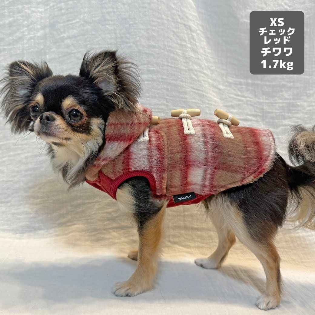 チワワ1.7kg(首18/胴23/丈27cm)のざらめちゃんはチェックレッドのXSを着用