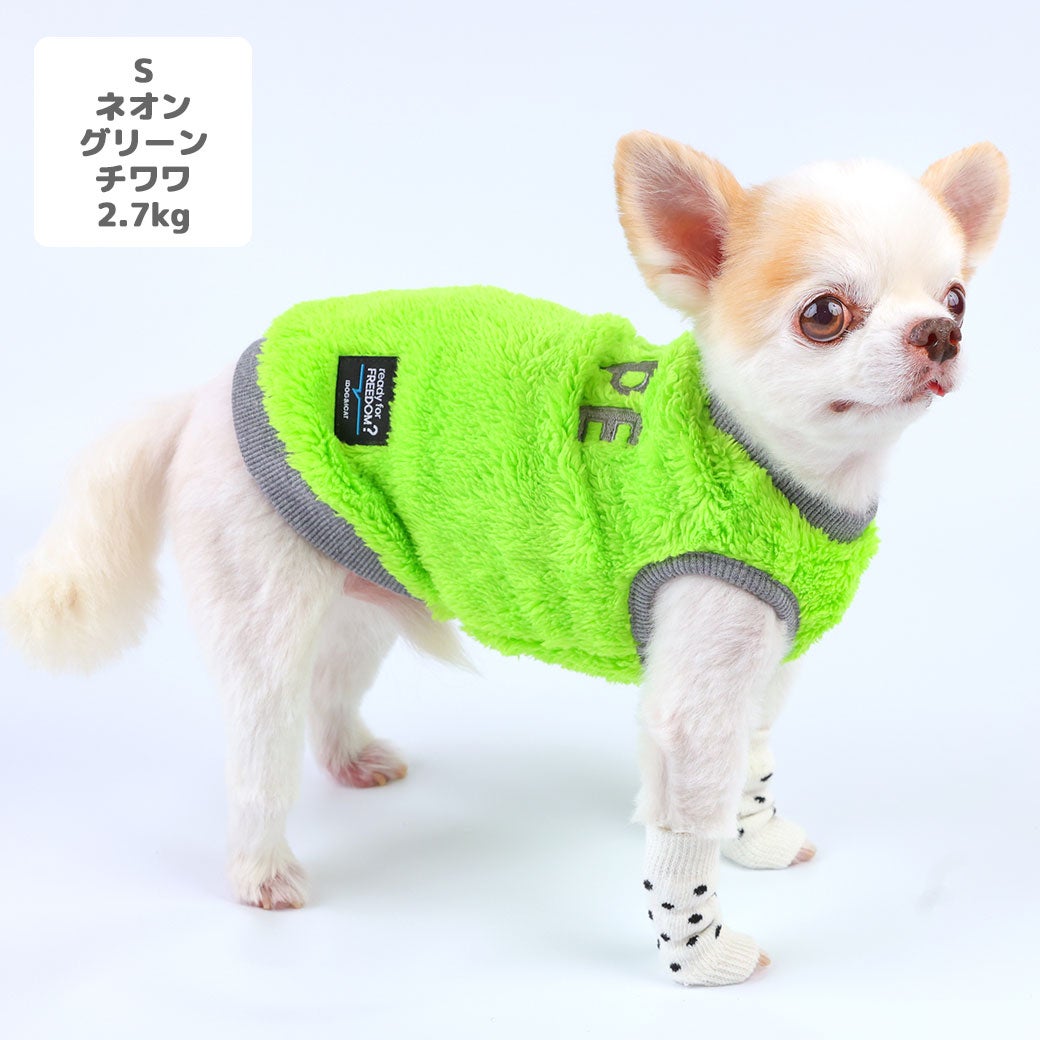 チワワ2.7kg(首22/胴36/丈26cm)の涼央くんはネオングリーンのSを着用
