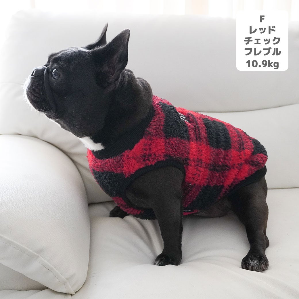 フレブル10.9kg(首40/胴58/丈30cm)のペシェちゃんはレッドチェックのFを着用
