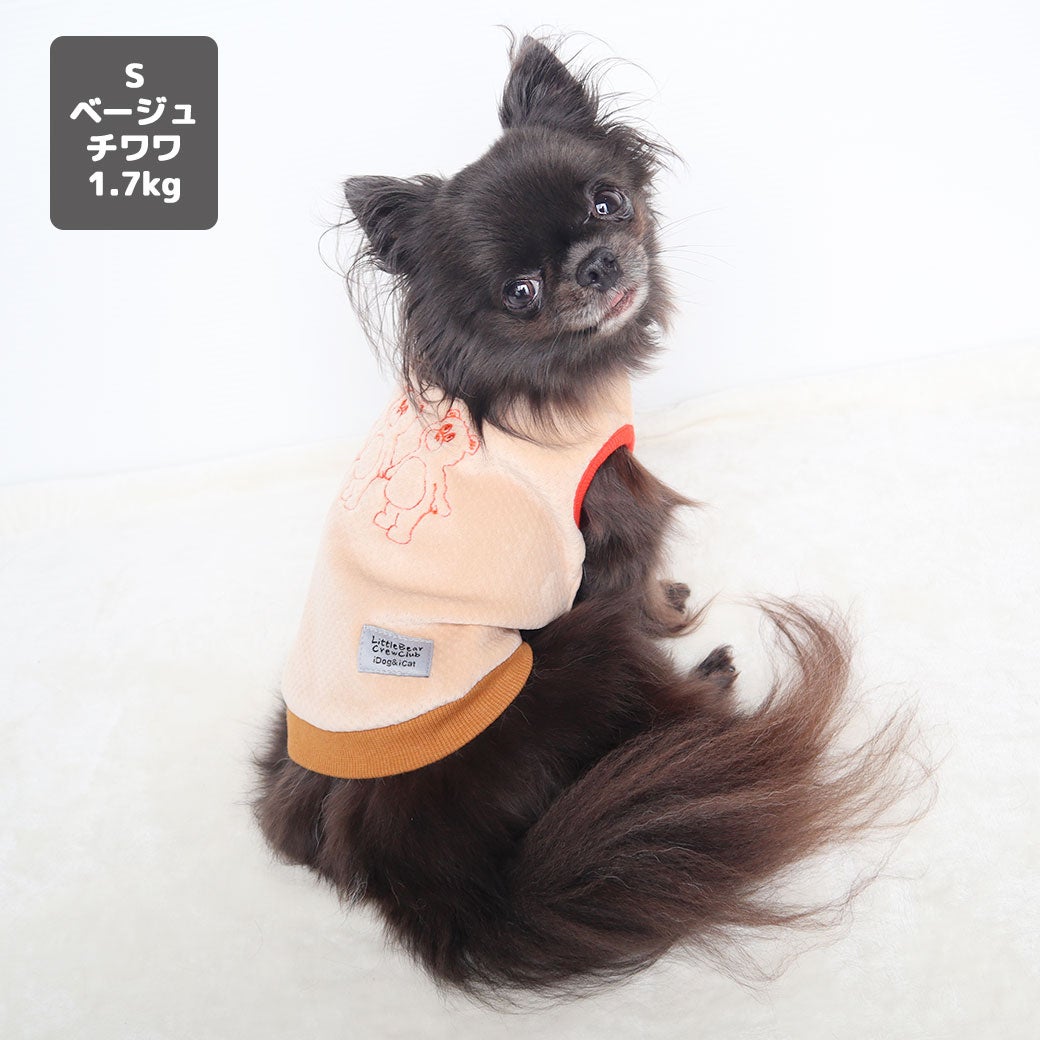 チワワ1.7kg(首19/胴29/丈19cm)の小桃ちゃんはベージュのSを着用