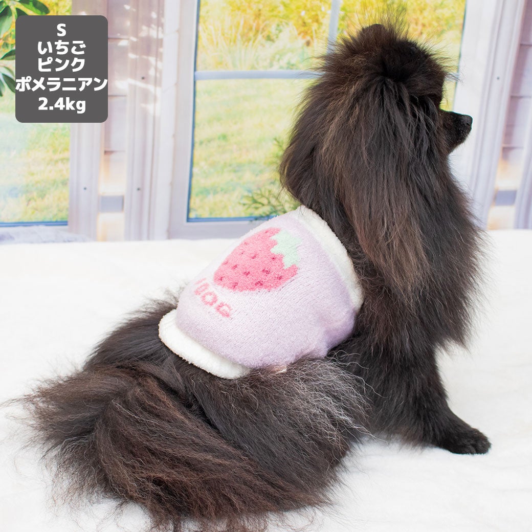 ポメラニアン2.4kg(首19/胴32/丈26cm)のはちみつちゃんはいちごピンクのSを着用