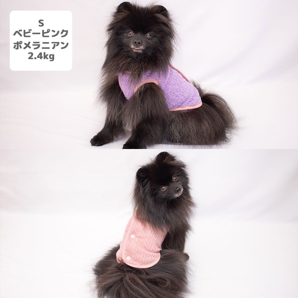 ポメラニアン2.4kg(首19/胴32/丈26cm)のはちみつちゃんはベビーピンクのSを着用