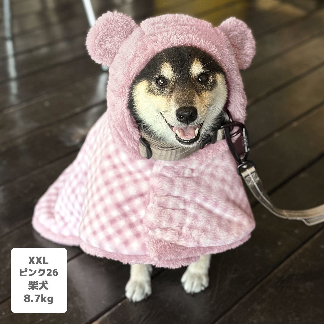 柴犬8.7kg(首32/胴52/丈37cm)のチョコプリンちゃんはピンク26のXXLを着用