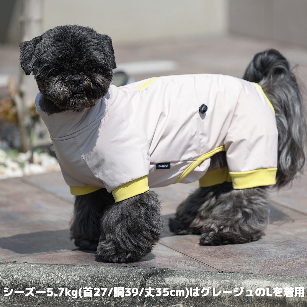 シーズー5.7kg(首27/胴39/丈35cm)のつぶくんはグレージュのLを着用