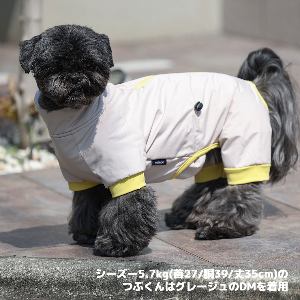 シーズー5.7kg(首27/胴39/丈35cm)のつぶくんはグレージュのDMを着用