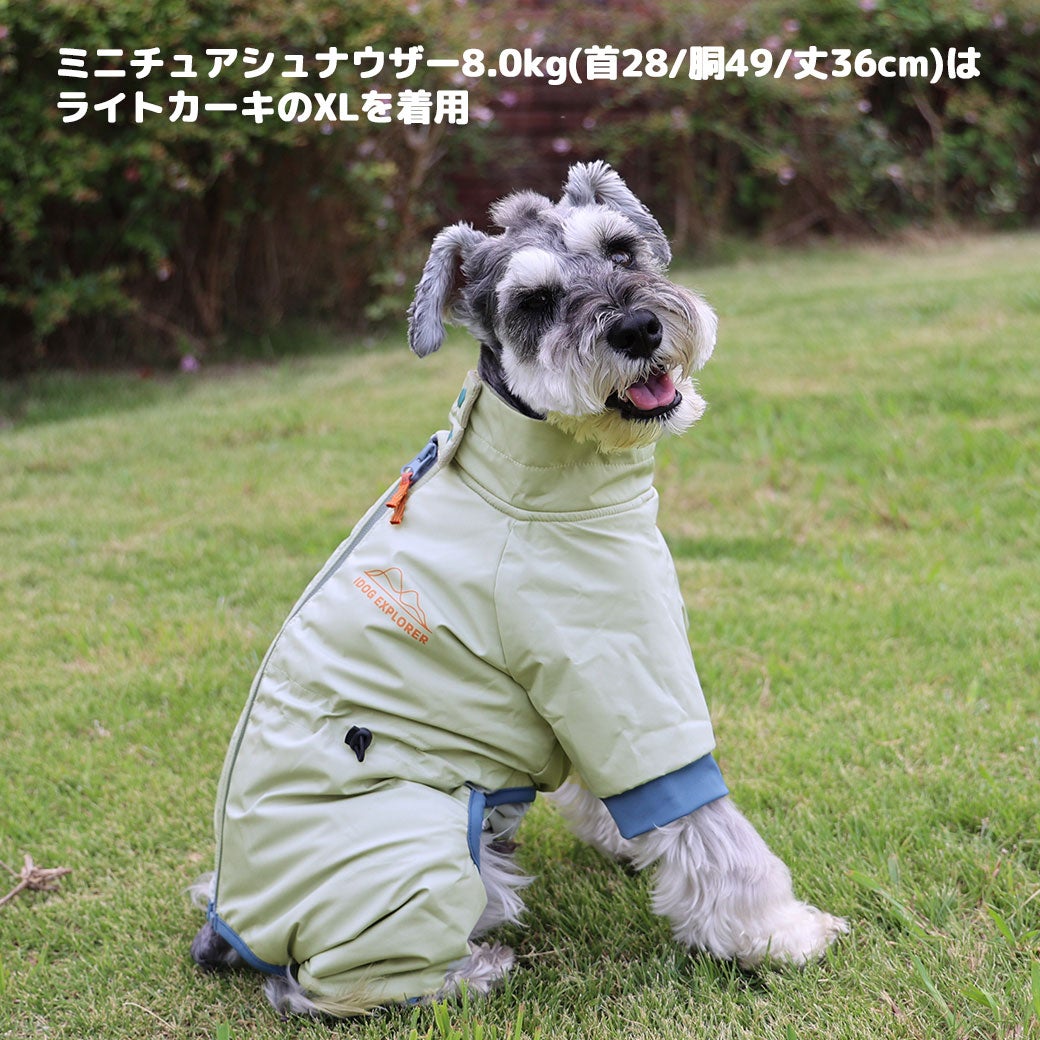ミニチュアシュナウザー8.0kg(首28/胴49/丈36cm)のマハロくんはライトカーキのXLを着用