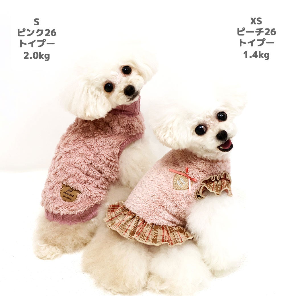 トイプー2.0kg(首18/胴30/丈22cm)のメリナちゃんはピンク26のSを着用、トイプー1.4kg(首18/胴29/丈18cm)のマユリちゃんはピーチ26XSを着用