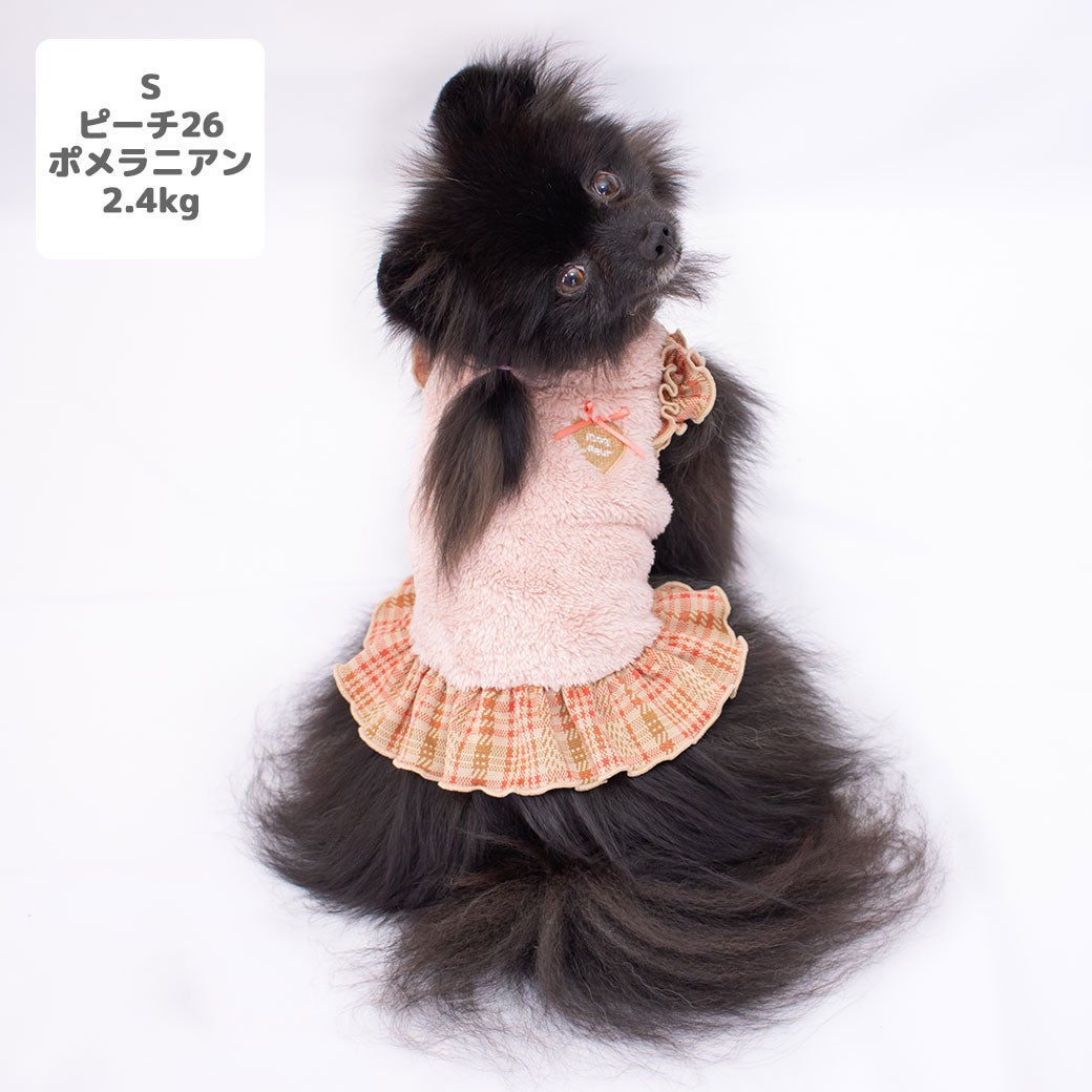 ポメラニアン2.4kg(首19/胴32/丈26cm)のはちみつちゃんはピーチ26のSを着用