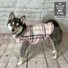 柴犬8.7kg(首32/胴52/丈37cm)のチョコプリンちゃんはチェックピンクのXLを着用