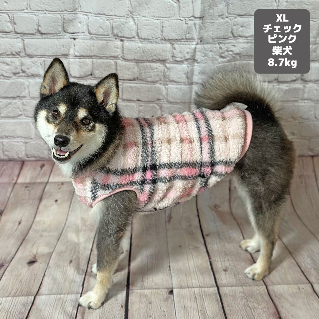 柴犬8.7kg(首32/胴52/丈37cm)のチョコプリンちゃんはチェックピンクのXLを着用
