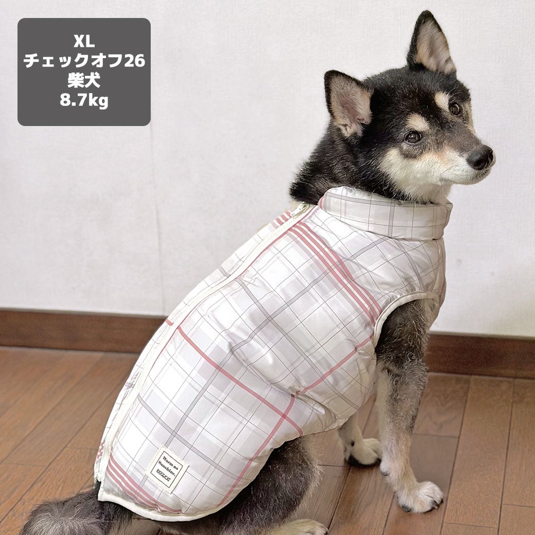 柴犬8.7kg(首32/胴52/丈37cm)のチョコプリンちゃんはチェックオフ26のXLを着用