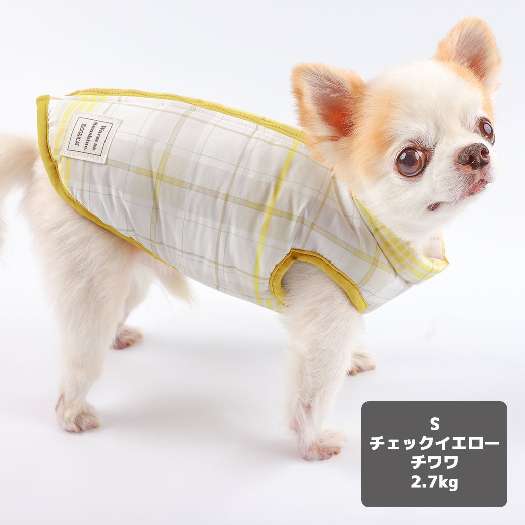 チワワ2.7kg(首22/胴36/丈26cm)の涼央くんはチェックイエローのSを着用