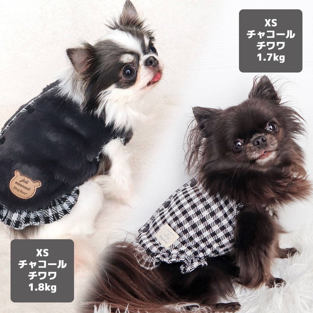 チワワ1.7kg(首19/胴29/丈19cm)の小桃ちゃん、チワワ1.8kg(首18/胴29/丈17cm)の小真知ちゃんはチャコールのXSを着用
